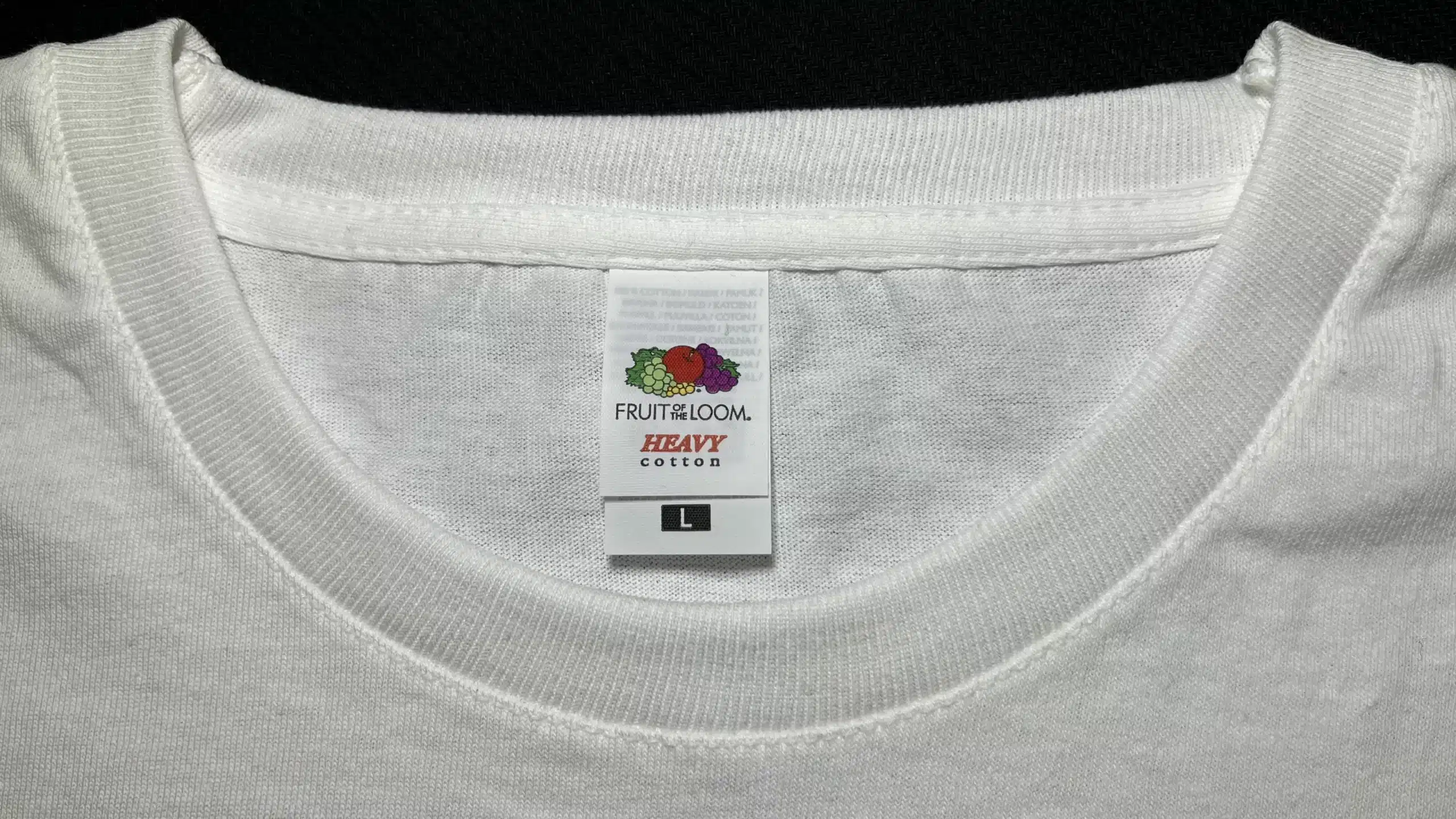 Heavy T wit van Fruit of the Loom close-up